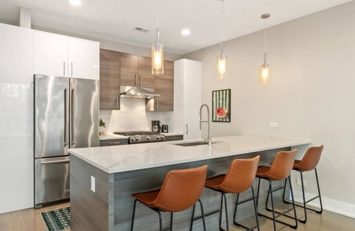 Pilsen Condo | The Suite Spot Eclectic Modern Central Sleeps 6