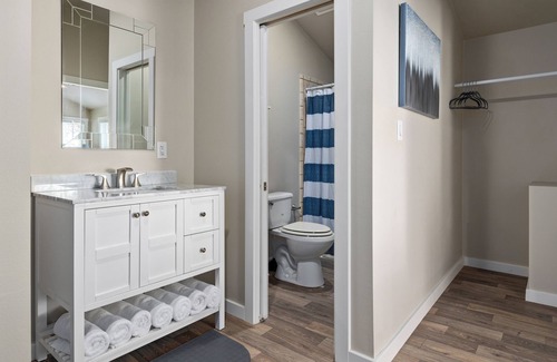 Staples Cabin | "The Suite" w/King Bed - By The San Marcos River