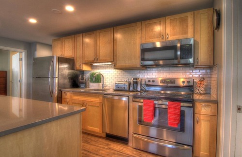 Killington Condo | The Suites + Next Door Studio: 3 Room Condo, Sleeps 10, Bus Route.