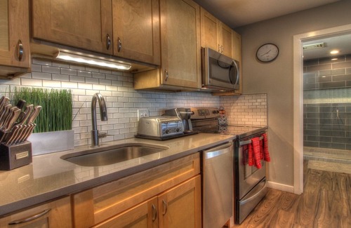 Killington Condo | The Suites + Next Door Studio: 3 Room Condo, Sleeps 10, Bus Route.