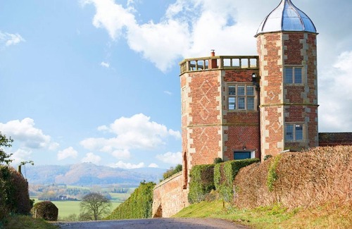 Eaton Mascott House | The Summer House, is a stunning historic retreat for couples, on the Raby Estate,
