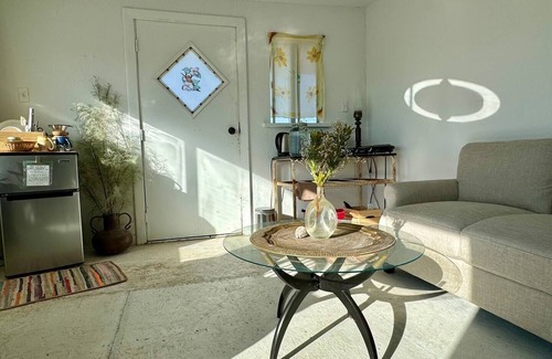 Tecopa Apartment | The Sun Room at Lake Tecopann