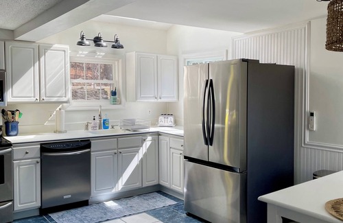 Coventry Lake House | The Sunny Cove Cottage on Coventry Lake