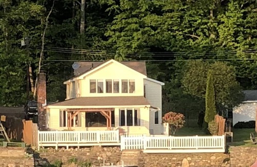 Coventry Lake House | The Sunny Cove Cottage on Coventry Lake