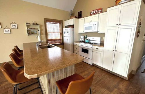 Geneva-on-the-Lake House | The Sunset Cottage - Lakefront with Private Beach