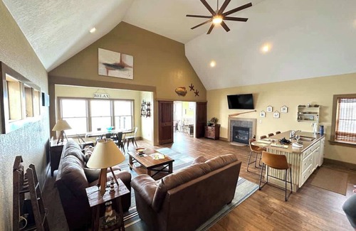 Geneva-on-the-Lake House | The Sunset Cottage - Lakefront with Private Beach