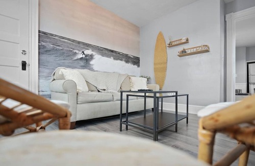 Bristol Apartment | The Surf Shack- adorable 2 BR walk to waterfrontnn