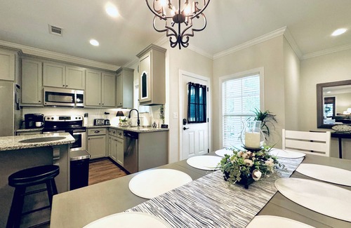 Oxford House | The Sweet Magnolia 4BR Deluxe by Velvet Ditch Villas