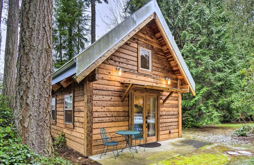 Poulsbo Cabin | 'The Sweetest Little Cabin' w/ Fireplace!