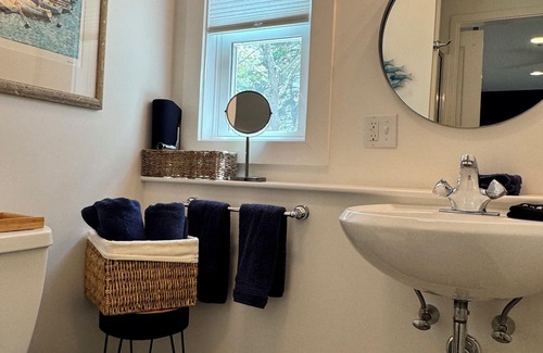 Oak Bluffs House | The Sweetest Suite – Beach, kayaks & Starry Nights