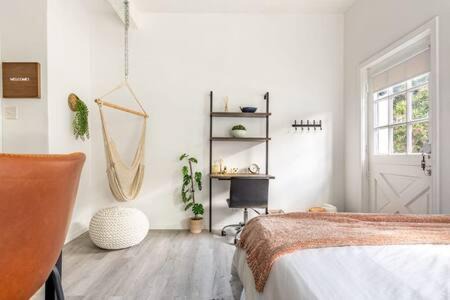 El Porto Apartment | THE SWING STUDIO Manhattan Beach Studio Parking