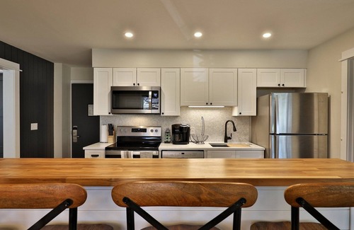 Killington Condo | The Swirl Suite at Killington: Renovated 2RM/2BA Suite. Sleeps 6. Discounted Ski Rentals.