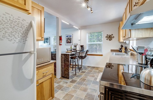 Lane County House | The Swisshome Nest 🌺 is in a beautiful forest🌴 setting 22 miles from the sea🌊