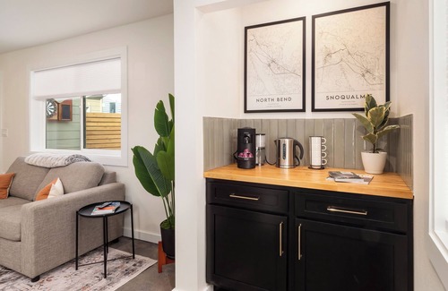 North Bend Apartment | The Sydney House ~ Hot Tub ~ Downtown ~ Walkable