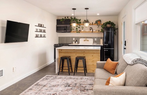 North Bend Apartment | The Sydney House ~ Hot Tub ~ Downtown ~ Walkable