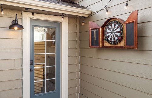 North Bend Apartment | The Sydney House ~ Hot Tub ~ Downtown ~ Walkable