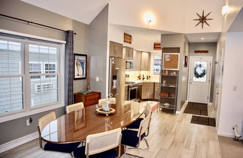 Edinboro House | "The Tahoe" Modern Lake Cottage Retreat~Close to Beach & Lake!