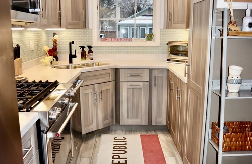 Edinboro House | "The Tahoe" Modern Lake Cottage Retreat~Close to Beach & Lake!