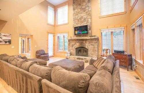 Carnelian Bay House | The Tallac Lodge Hot Tub Walk 2 Beach