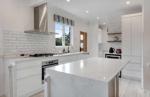 St. Heliers House | The Terrace with BBQ & Parking Minutes To Beaches