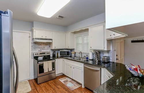 Braeburn House | The Texas Bluebonnet - Garden and Spa w/Fast Wi-Fi and Free Parking
