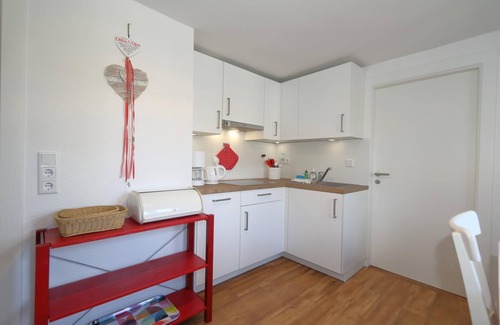 Westerland Apartment | The thatched "Friesenhaus" from 1693 is located in the historic part of Westerland on a wonderfully overgrown plot. In the house there are 3 completely renovated and newly furnished 2-room apartments, which are rented out by us. To the.