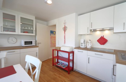 Westerland Apartment | The thatched "Friesenhaus" from 1693 is located in the historic part of Westerland on a wonderfully overgrown plot. In the house there are 3 completely renovated and newly furnished 2-room apartments, which are rented out by us. To the.