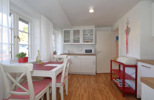 Westerland Apartment | The thatched "Friesenhaus" from 1693 is located in the historic part of Westerland on a wonderfully overgrown plot. In the house there are 3 completely renovated and newly furnished 2-room apartments, which are rented out by us. To the.