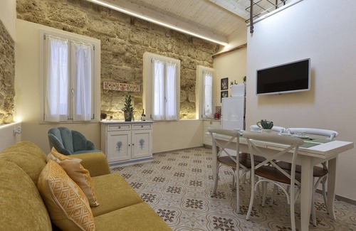 Alghero City Centre Apartment | The Theater Suite: Comfort, Position and lots of Light