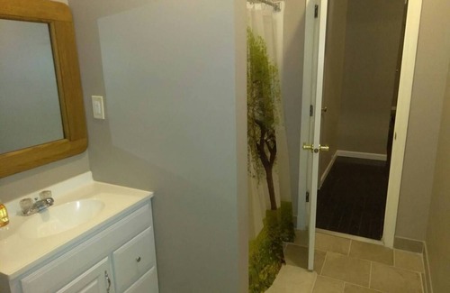 Near Eastside Apartment | ☆The Tiger Suite❤Free parking lot parking☆