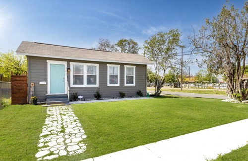 Near East Side Cottage | The Tiny-Alamo, 1937-built Cottage near Alamodome