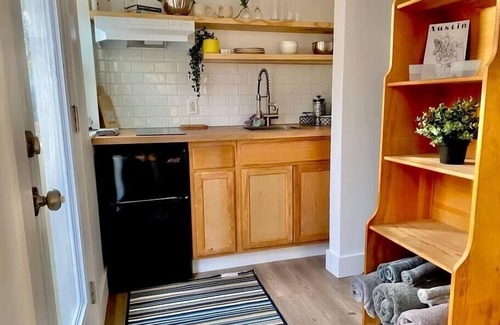 Blackshear-Prospect Hill House | The Tiny Suite . Walk to Austin's Favorites!