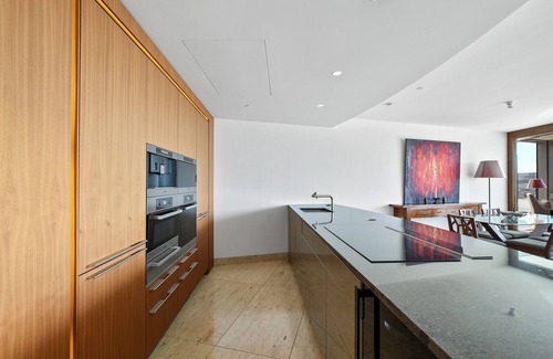Vauxhall Apartment | THE TOWER: LUXURIOUS LONDON LIVING WITH AWE-INSPIRING VIEWS OF THE THAMES