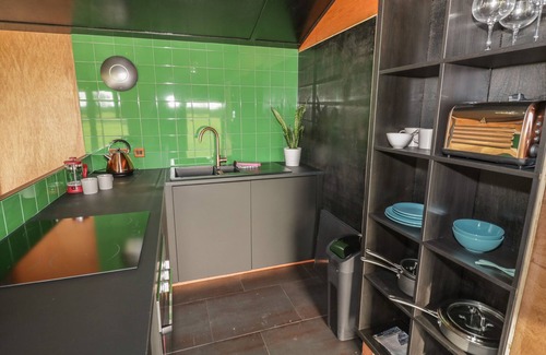 Grimley Cottage | THE TRACTOR SHED, with a garden in Broadheath