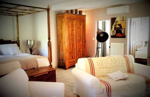 Le Thor House | The treasures of Malle Mialle: family suite in guest house in Provence