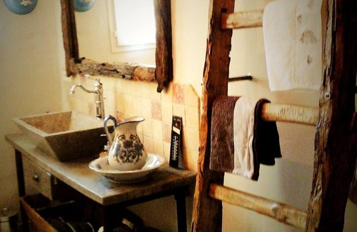 Le Thor House | The treasures of Malle Mialle: family suite in guest house in Provence