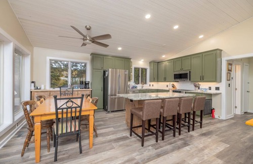 Bracey House | The Tree House | Spectacular Water Views | Freshly Renovated