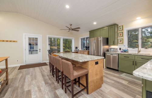 Bracey House | The Tree House | Spectacular Water Views | Freshly Renovated