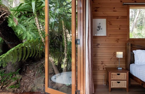 Riverside House | The Treehouse: A Mile Away & Only Minutes to town
