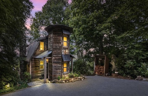 Cataloochee Ranch Cabin | The Treehouse at Cataloochee - Luxury, Mountain Experience at 4,900ft! HOT TUB!