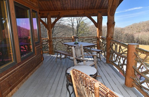 Banner Elk Cabin | The Treehouse Banner Elk-minutes from Beech & Sugar skiing!
