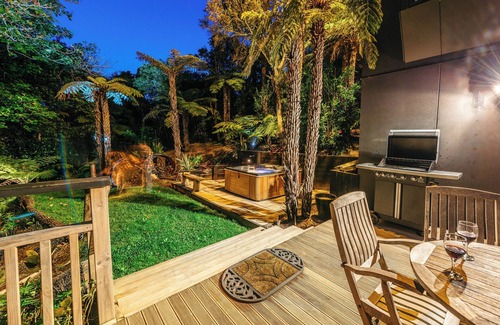 Oneroa House | The Treehouse - soak in the private hot spa pool under the stars!