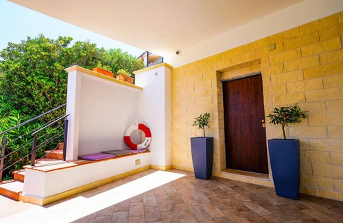 Augusta House | The Tri Scogghi