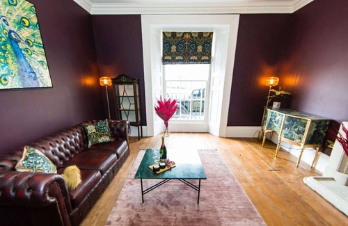 Askrigg Apartment | The Tricky Woo Suite at Skeldale House