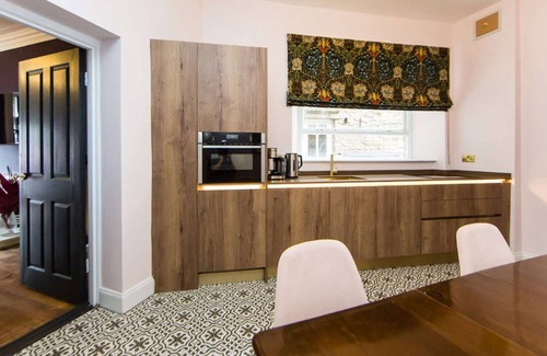 Askrigg Apartment | The Tricky Woo Suite at Skeldale House