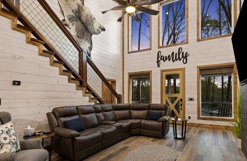 Broken Bow Cabin | The Trinity Retreat - Loft, Game Room, Pool Table, Hot Tub, FREE Firewood!