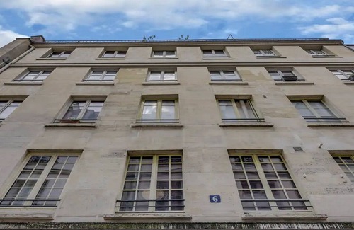 Arts-et-Metiers House | THE TRUE ESSENCE OF LE MARAIS &ITS COBBLESTONE STREETS-SQUARE DU TEMPLE