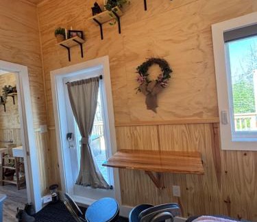 Chester Ski Chalet | The Tulip Suite - The Dordean Suites of Chester