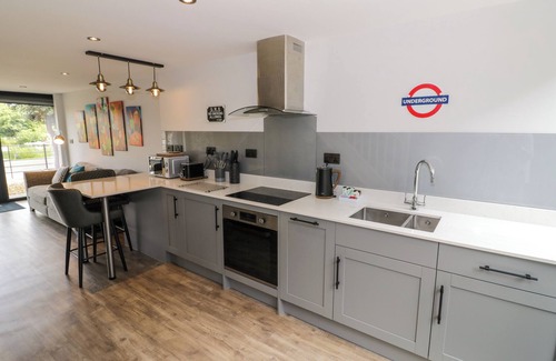 Middleton Cheney Cottage | THE TUNNEL AT BRIDGE LAKE FARM AND FISHERY, romantic in Chacombe