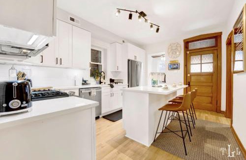Bucktown Apartment | The Twin Lions: Bespoke Travel Lodge w/Speakeasy*
